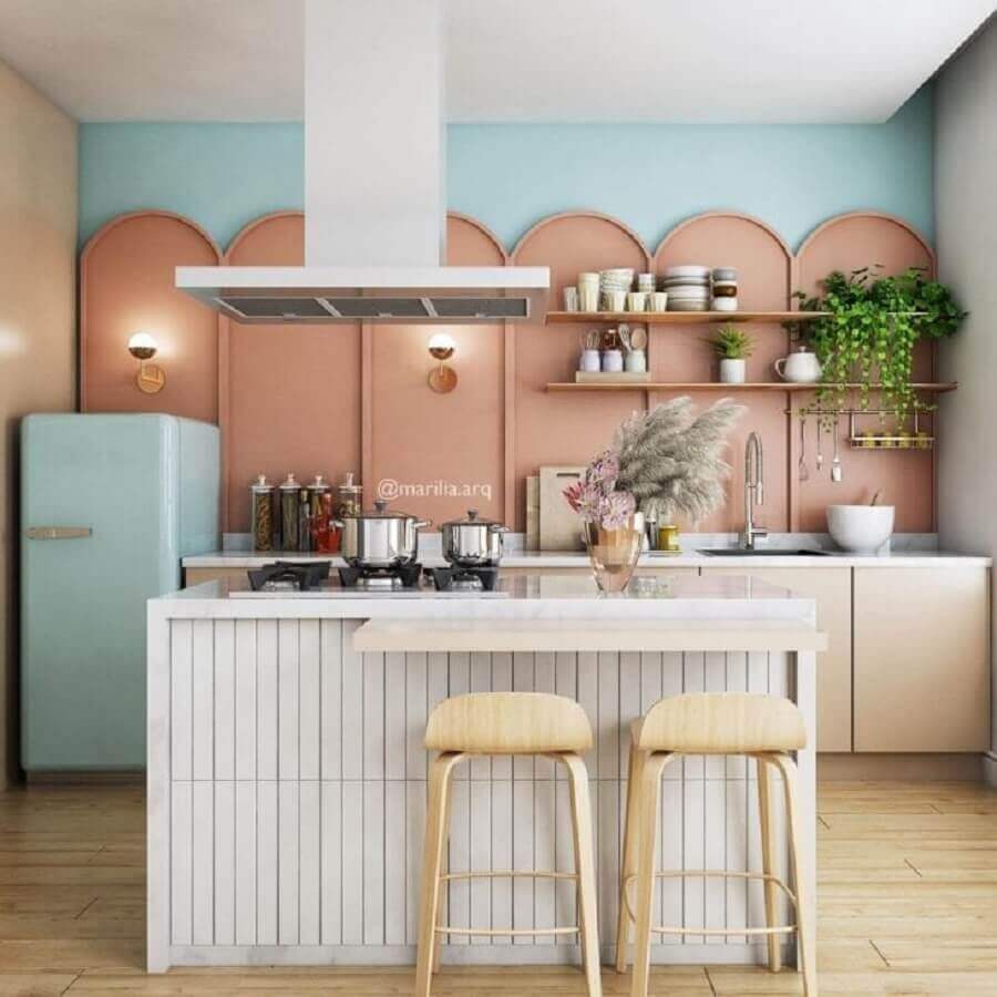 Cores pastéis para decoração de cozinha com ilha com cooktop Foto Marilia Zimmermann