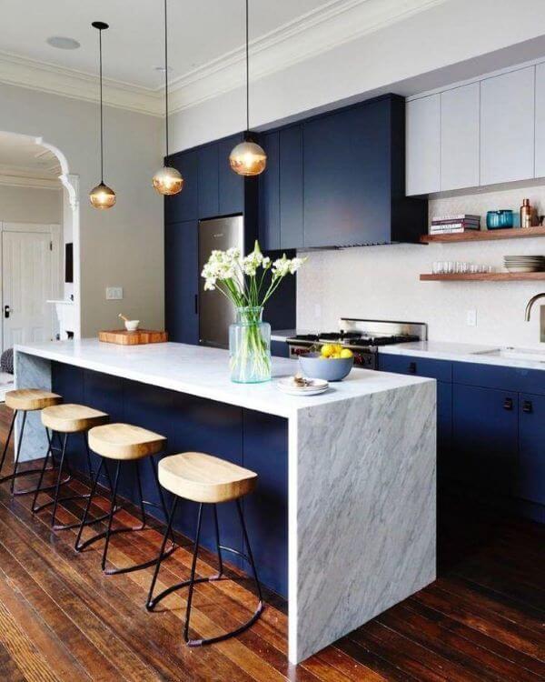 Cozinha azul com bancada de mármore cinza