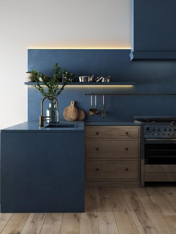 Cozinha azul com prateleira com led