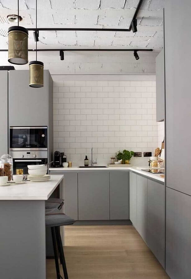 Cozinha cinza decorada com trilho de luz e azulejo branco Foto Futurist Architecture
