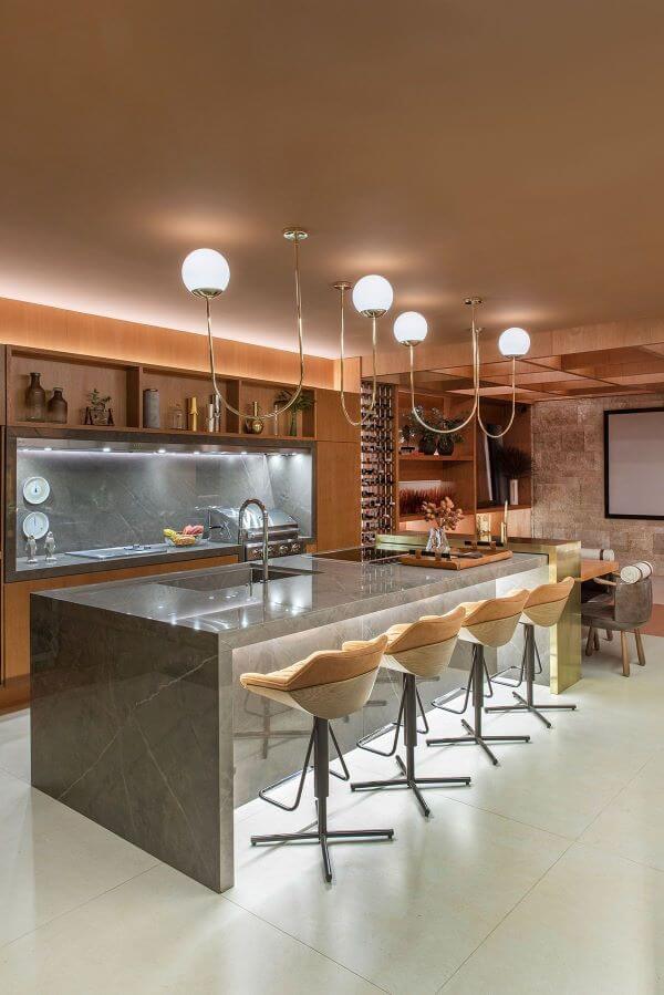 Cozinha com bancada de mármore cinza e piso branco chique