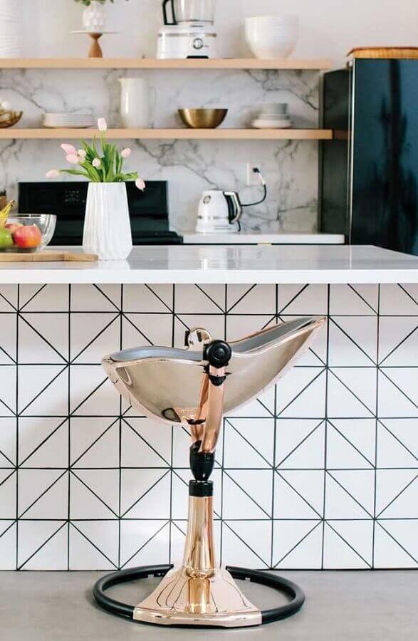 Cozinha decorada com azulejo branco com rejunte preto Foto Decor Fácil