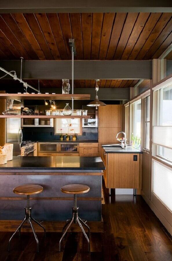 Cozinha estilo industrial decorada com teto de lambri de madeira Foto HomeAdore