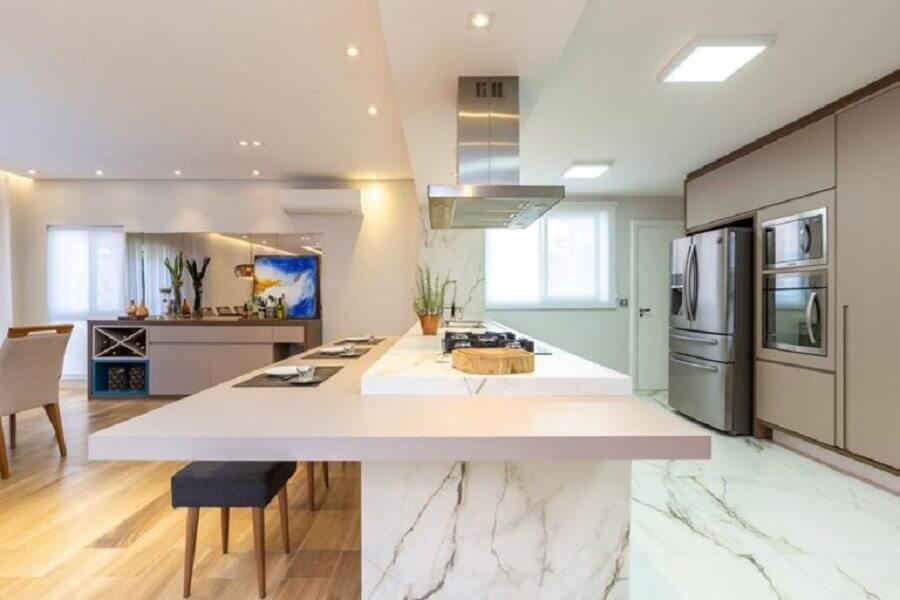 Cozinha grande branca decorada com ilha de cozinha com pia e cooktop Foto Idea Studio