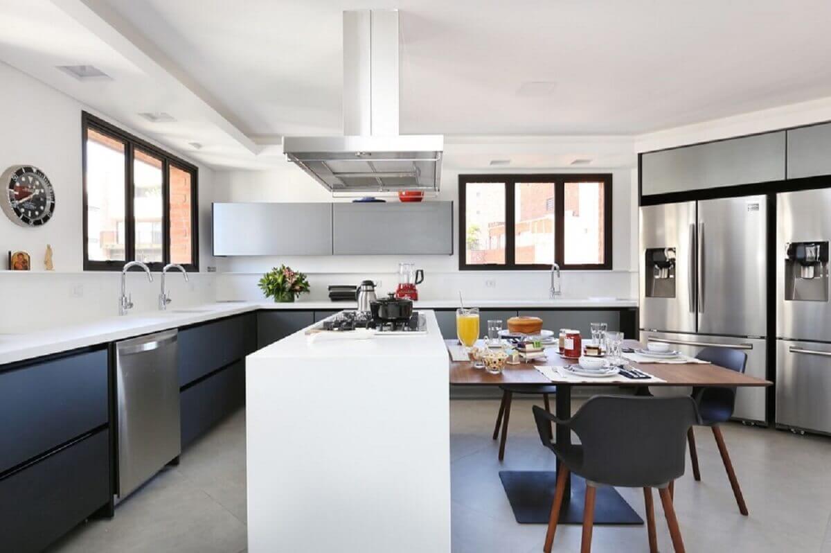 Cozinha grande moderna decorada com ilha com cooktop e mesa Foto Start Arquitetura