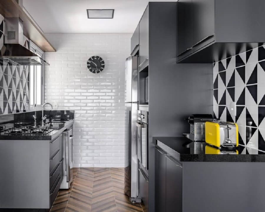 Cozinha planejada cinza decorada com azulejo tijolinho branco Foto Andrea Murao