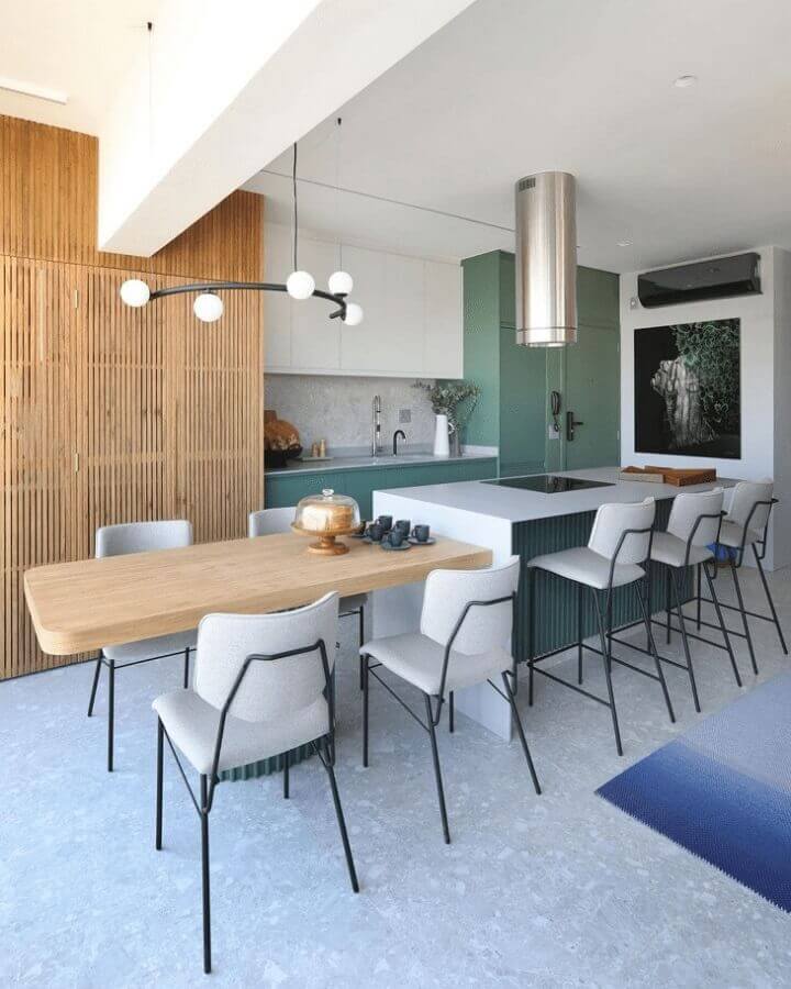 Cozinha planejada moderna decorada com cadeira estofada para ilha com cooktop e mesa Foto Doma Arquitetura