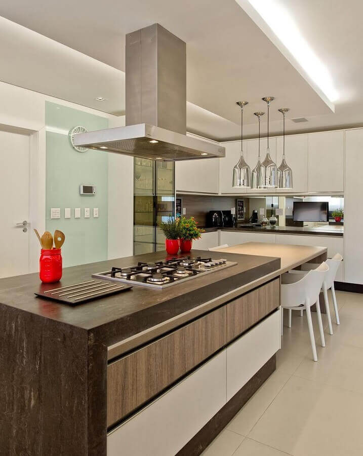 Cozinha planejada moderna decorada com ilha com cooktop e mesa Foto Espaço do Traço Arquitetura