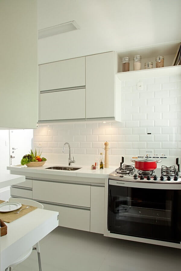 Cozinha planejada simples decorada com azulejo branco Foto Renata Molinari Arquitetura e Interiores