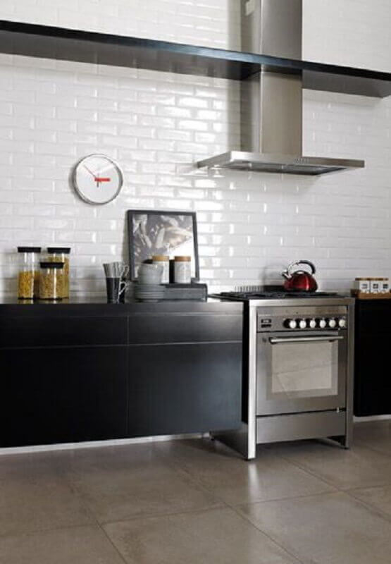 Cozinha preta e branca simples decorada com azulejo tijolinho branco Foto Portobello