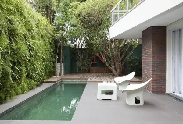 Deck de madeira para piscinas modernas e móveis brancos