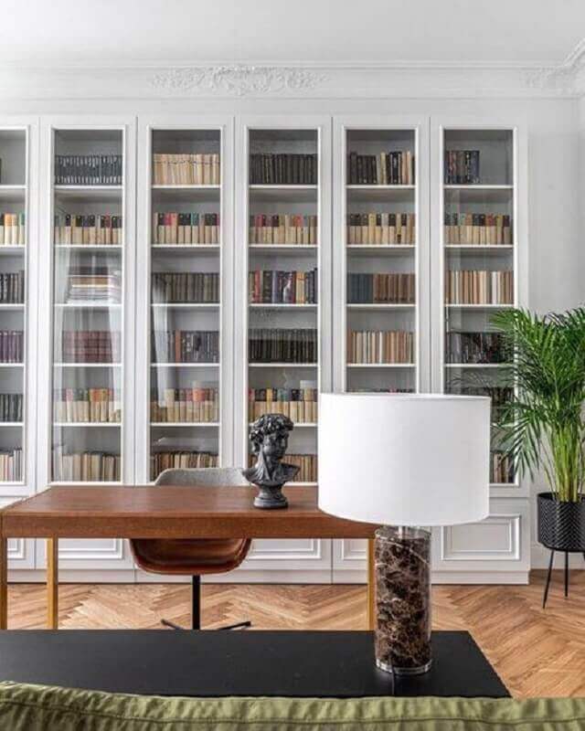 Decoração clássica para escritório com mesa de madeira e armário para livros com porta de vidro Foto IKEA Nederland