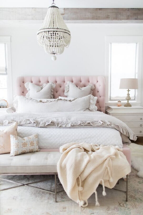 Decoração clássica para quarto branco com cabeceira capitonê rosa clara Foto Micasa Revista