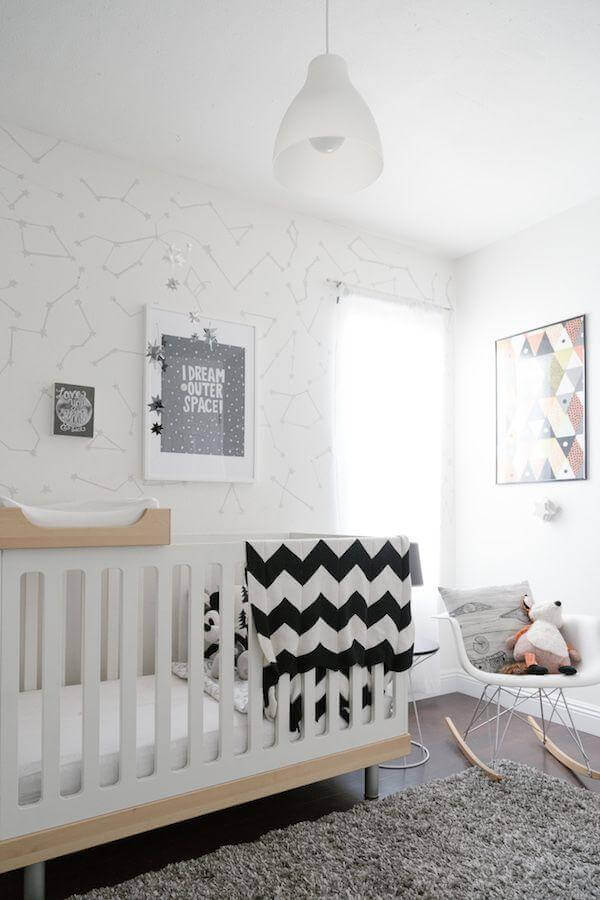 decoração clean com papel de parede delicado para quarto de bebê unissex Foto Homedit