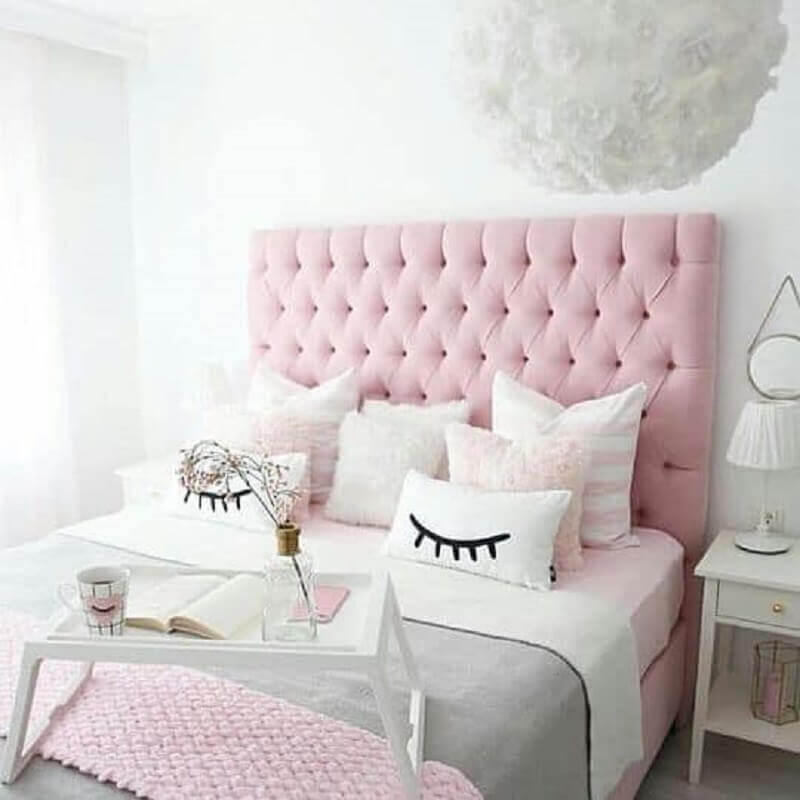 Decoração clean para quarto branco com cabeceira capitonê rosa clara Foto Decor Fácil