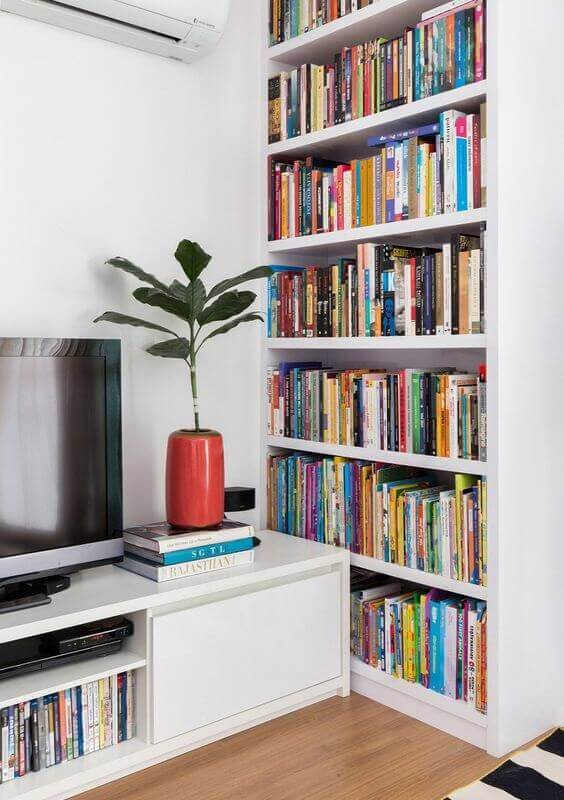 Decoração clean para sala de TV branca com armário para livros planejado Foto Rafaela Paoli