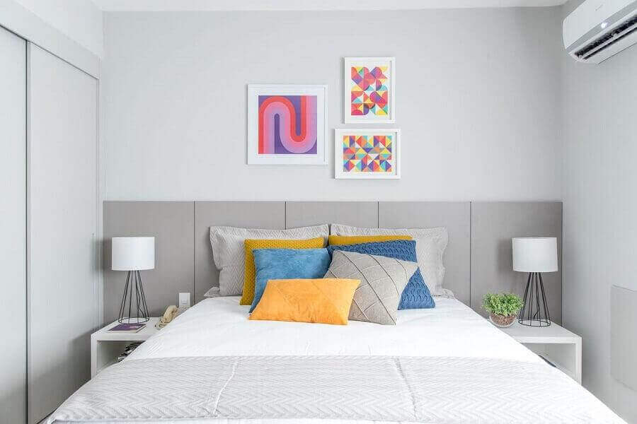 Decoração com almofadas e quadros coloridos para quarto planejado branco e cinza Foto Renata Romeiro