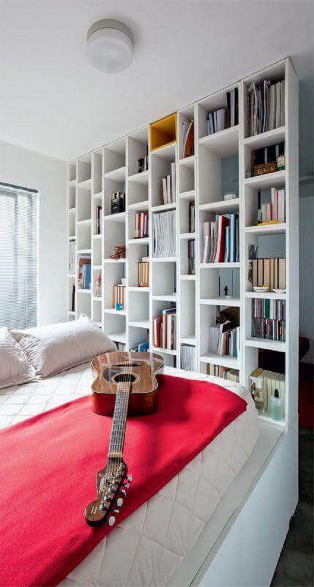 Decoração com armário de livros para quarto branco planejado Foto Arquiteto Vitor Hugo Rebello Junior