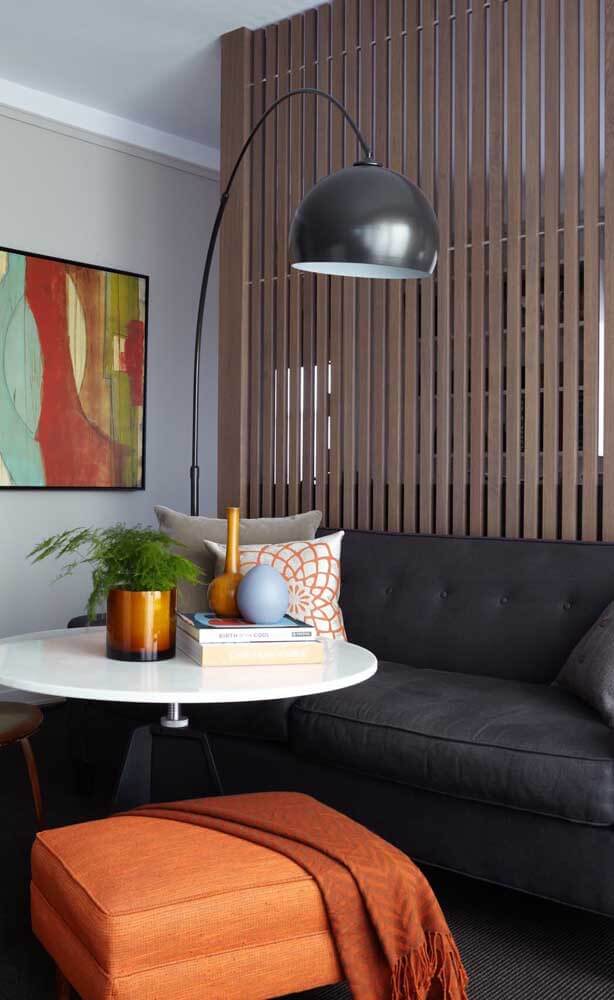 Decoração com divisória de madeira para sala de estar e mesa redonda branca