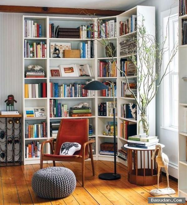 Decoração com estante organizadora de livros no canto e cadeira vermelha confortável