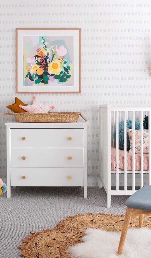 Decoração com gaveteiro branco para quarto de bebê com papel de parede delicado Foto Decor Fácil