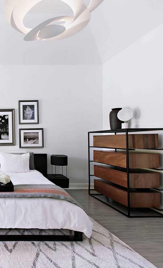 Decoração com modelo moderno de cômoda gaveteiro para quarto de casal Foto Decor Fácil