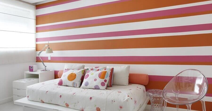 Decoração com papel de parede colorido para quarto branco infantil Foto Arquiteta Izabela Lessa