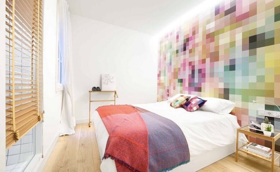 Decoração com papel de parede colorido para quarto de casal branco Foto Decor Facil
