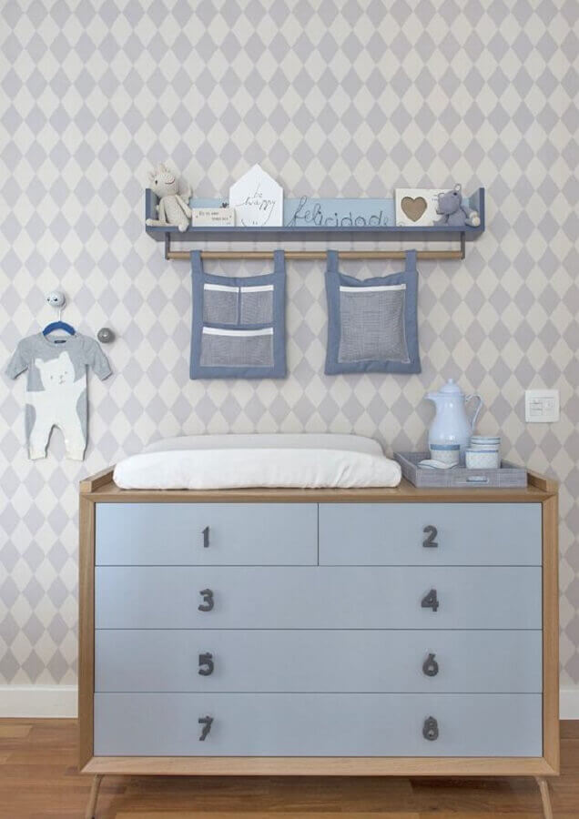 Decoracao com puxadores em formato de numero para gaveteiro para quarto de bebe azul Foto Triplex Arquitetura
