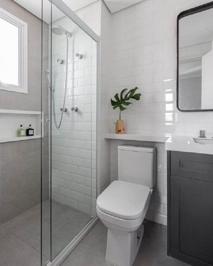 Decoração de banheiro com azulejo tijolinho branco e gabinete cinza Foto Arquiteto em Casa