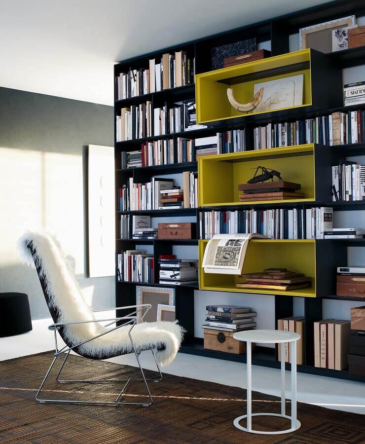 Decoração de cantinho de leitura com poltrona moderna e armário para guardar livros Foto Yandex