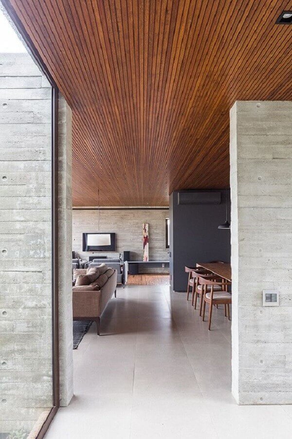 Decoração de casa conceito aberto com lambri de madeira no teto Foto Decostore