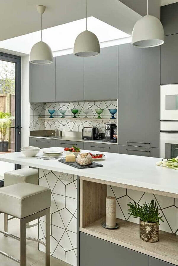 Decoração de cozinha cinza com azulejo branco geométrico Foto Decor Fácil