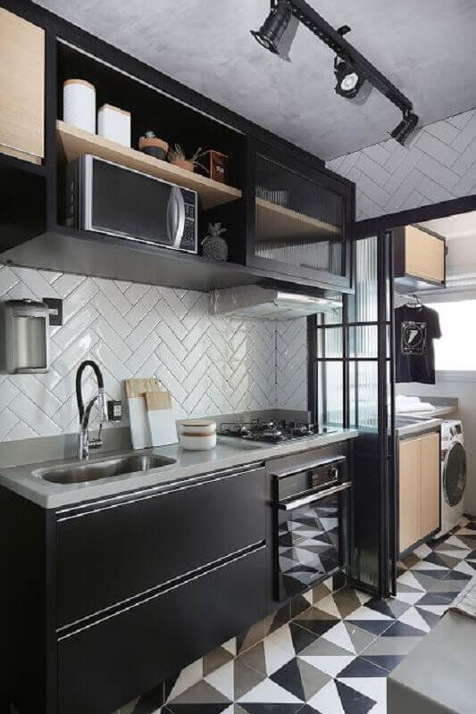 Decoração de cozinha preta pequena com azulejo branco Foto Jeito de Casa