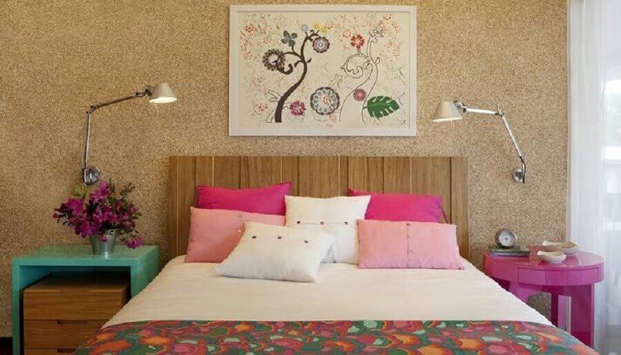 Decoração de quarto colorido de casal com luminária de parede Foto Dany Freitas Design de Interiores