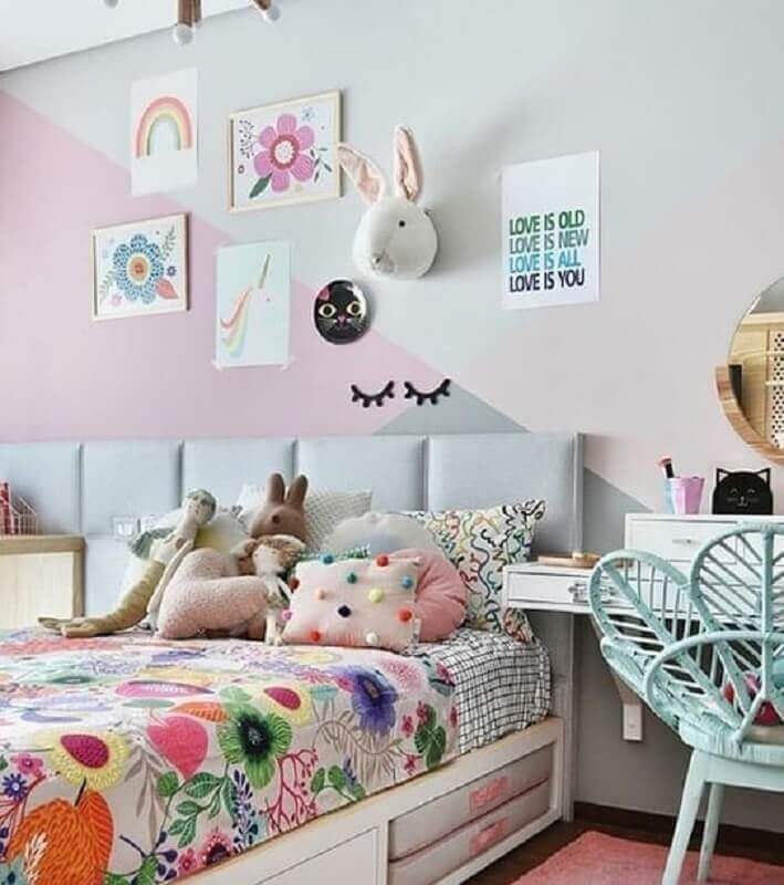 Decoração de quarto colorido infantil com parede geométrica e jogo de cama estampado Foto Gabi Work