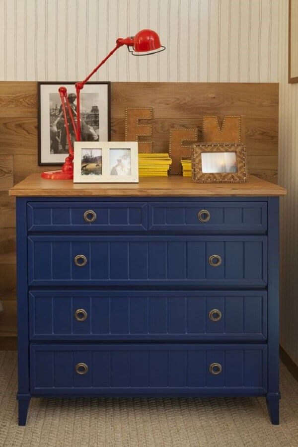 Decoração de quarto com cômoda gaveteiro azul Foto Casa Vogue
