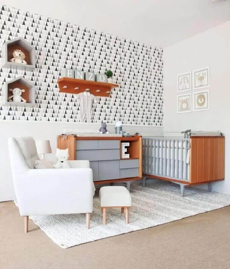  Decoração de quarto de bebê unissex branco e cinza com papel de parede moderno Foto Oficina da Roca