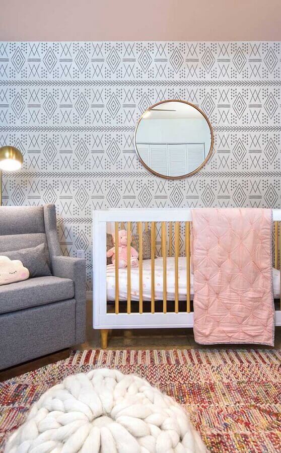 Decoração de quarto de bebê unissex cinza e rosa com papel de parede delicado Foto Decor Fácil