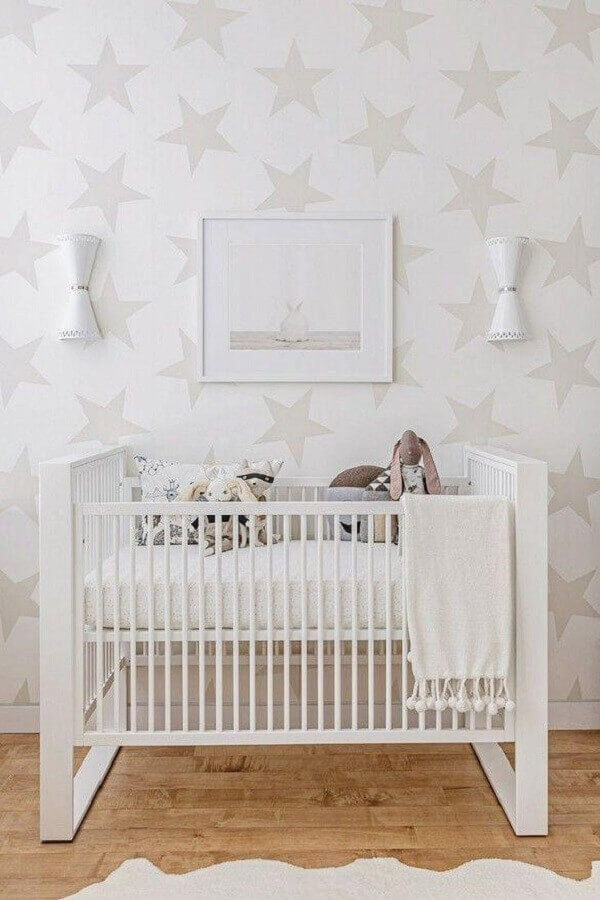 Decoração de quarto de bebê unissex com papel de parede de estrelas Foto MyDomaine