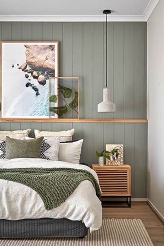 Decoração de quarto de casal cinza com parede de lambri de madeira Foto Estofo PT
