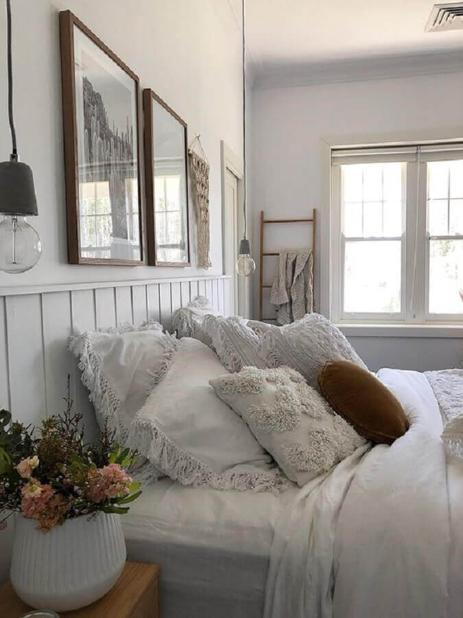 Decoração de quarto de casal com luminária pendente e lambri de madeira branco Foto Style Curator
