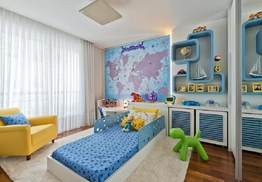 Decoração de quarto infantil colorido com mapa na parede e poltrona amarela Foto Luize Bussi e Leonardo Mueller