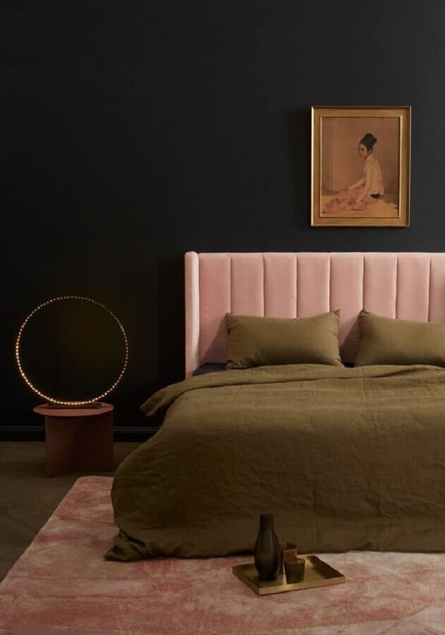 Decoração de quarto preto com cabeceira estofada rosa Foto Revestindo a Casa
