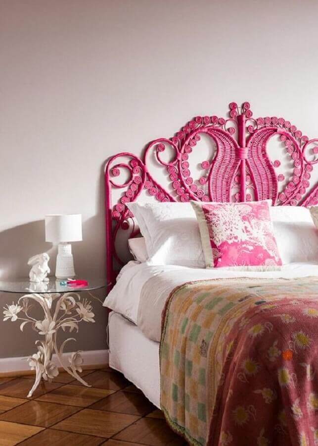 Decoração de quarto simples com cabeceira rosa e mesa lateral de vidro Foto Decor Fácil