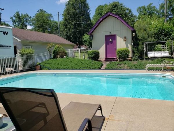 Decoração de quintal com piscina e jardim moderno