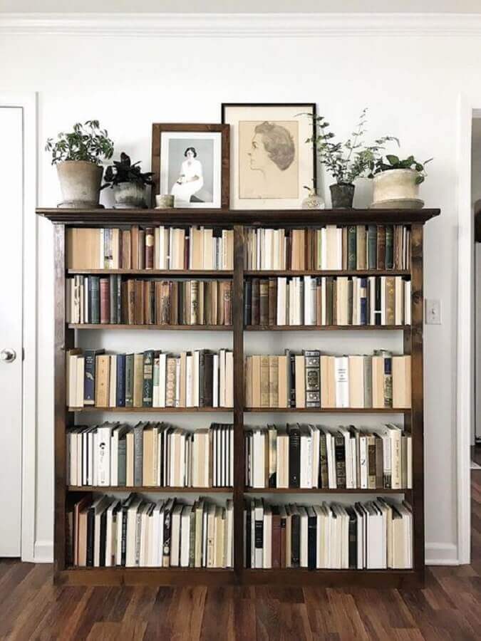  Decoração de sala com modelo antigo de armário para livros de madeira Foto Casa Vogue