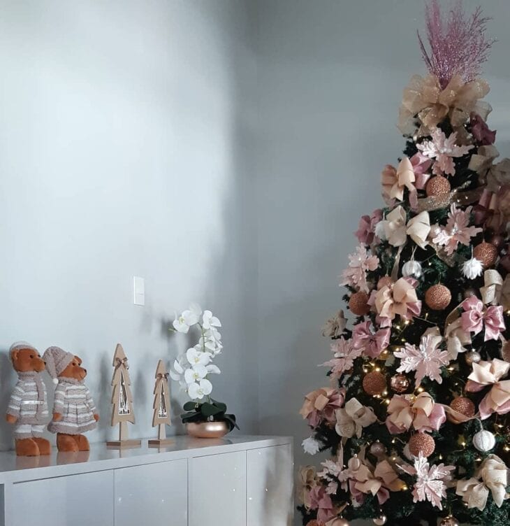 Decoração de sala pequena com laços para árvore de natal cor de rosa