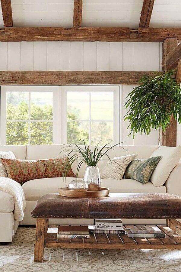 Decoração de sala rústica com almofadas para sofá branco Foto HomeDSGN