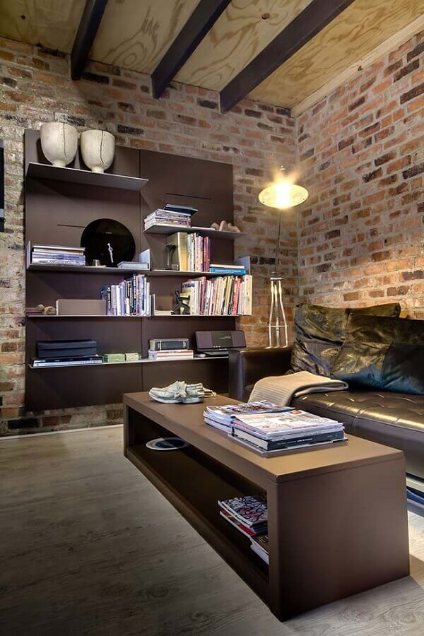 Decoração de sala rústica com sofá de couro preto Foto Habitus Living